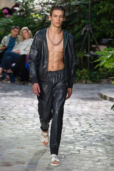 Look 28
